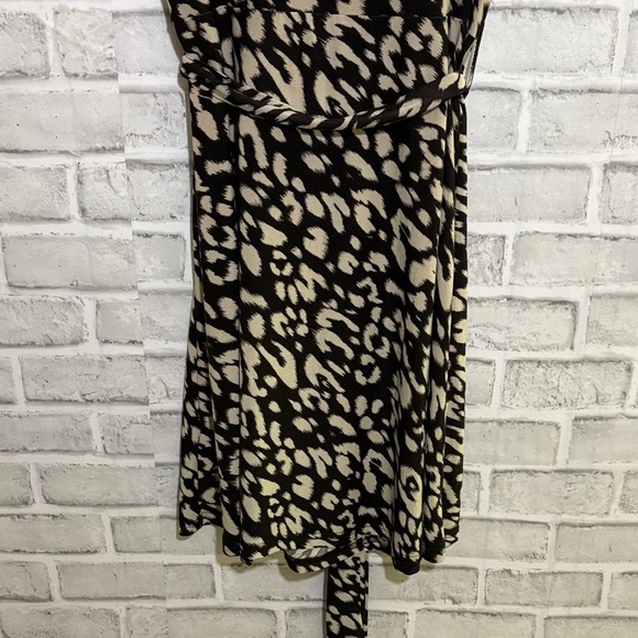 Urban Behavior brown and Cream Patterned Midi Dress v-neck, large - Picture 8 of 10